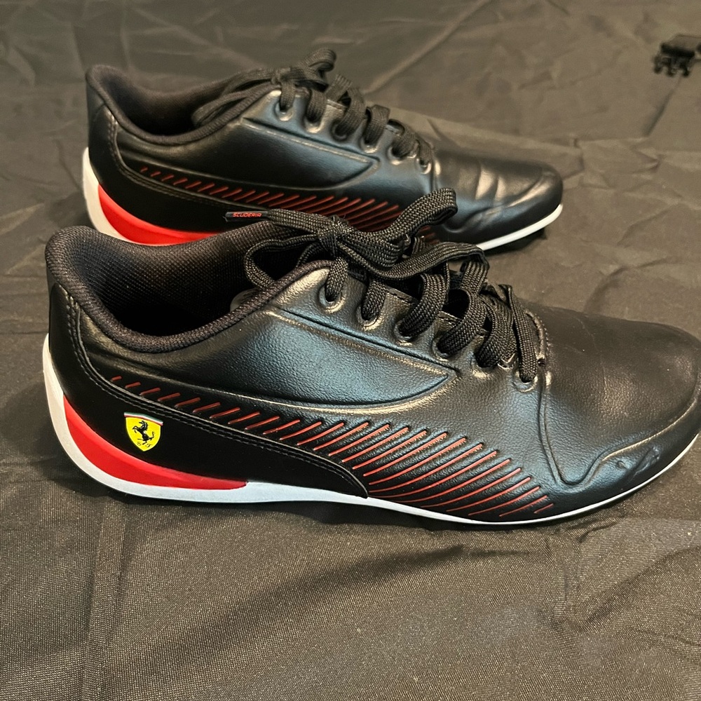 Authentic Puma, tennis shoes kids size 6 fits woman size 7 1/2